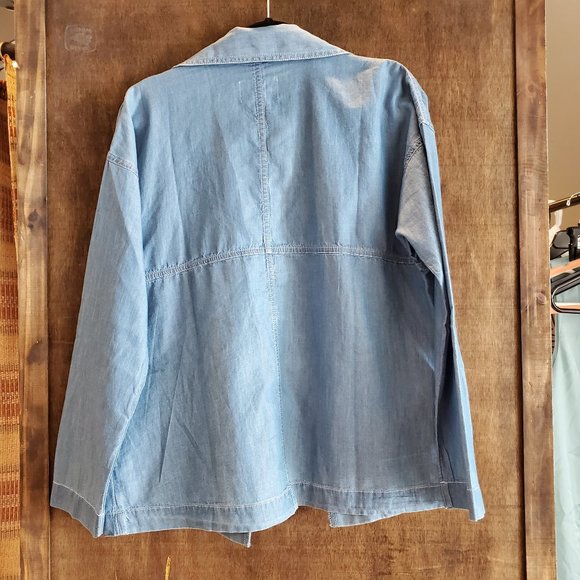 🆕️ Caslon Light Wash Denim Jacket - Picture 2 of 5